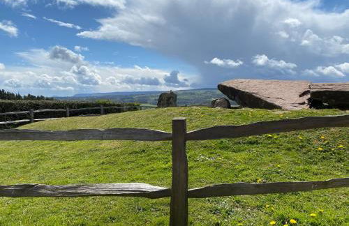 Luxury cosy carriage with electric private hot tub - Photo 33