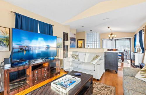 SAND CASTLE-Fun For Big Groups-Walk to Beach, Heated Pool, Lanai - Foto 18