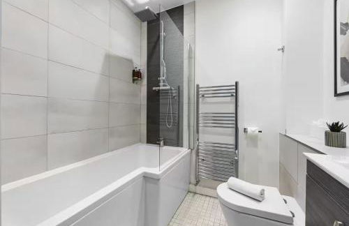 Aylesbury House 3 En-suite Bedrooms Parking Pets - Photo 3