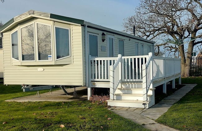 3-bed Homely Modern Caravan in Clacton-on-sea - Foto 1
