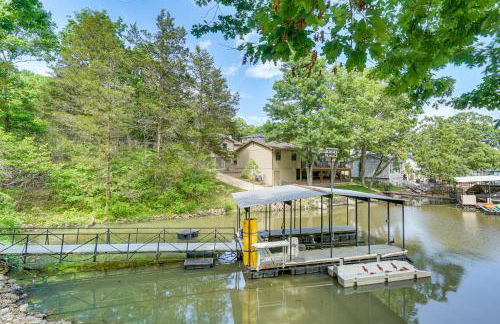 Balcony and Fire Pit Home on Lake of Ozarks! - Foto 26