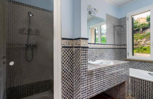 Architectural jewel between sea and mountains - Foto 33