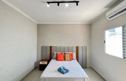 Cantinho Perfeito para Dois Conforto e Mar Bem Pertinho, Casa terrea no centro 80M Praia, Ar, Enxoval,Estacionamento e churrasqueira - Foto 5