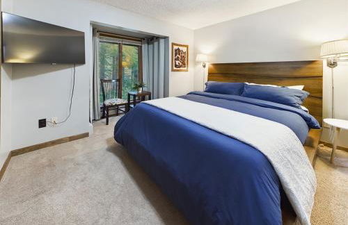 Updated Duplex with Mountain & Filtered Water View - Foto 49