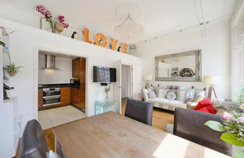 Hobart Home, spacious 2-bed flat in Pimlico - Photo 2