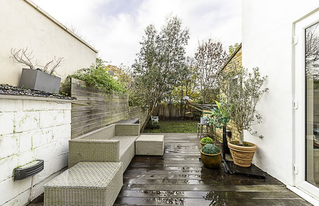 Gorgeous 4-bed Home With a Fireplace and Terrace - Foto 26