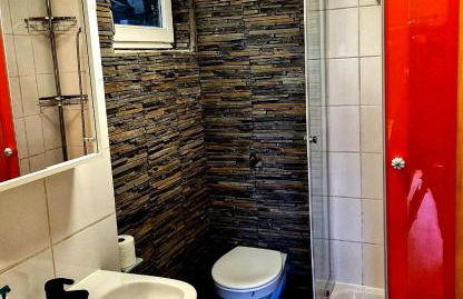 Stilvolles Studio mit Terrasse und Stellplatz - Foto 9