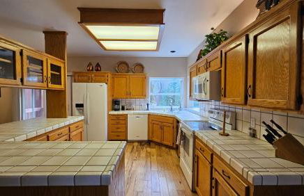 Knotty Pine Cabin with Artisan Stone Patio - Walk to Bass Lake - Foto 7