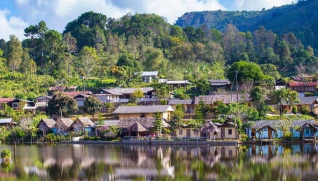 Panorâmica das casas de madeira de Pai