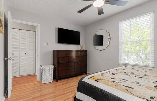 Fly In Style! Charming Townhome 6 Mins from RIC! - Foto 44