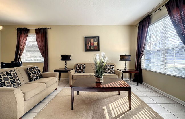 This Amazing 6 Bedroom Property With a Lake View - Foto 11