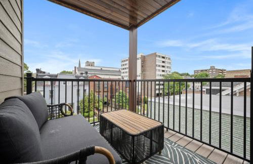 PFR Suites - Highland, 3BR 2BA Shadyside Condo, Penthouse Unit, 2 Decks, Off-Street Parking, 4th Floor Walkup - Foto 13