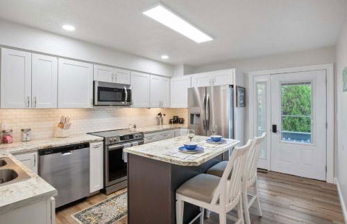 Lakefront Home Private Dock with Main Channel View - Foto 9