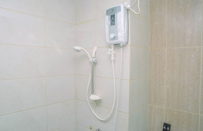 Minimalist And Comfy Studio At Grand Dhika City Apartment - Foto 12