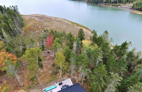 Waterfront Family & Pet Friendly Home with Hot Tub "Sandpiper Shores" - Foto 1