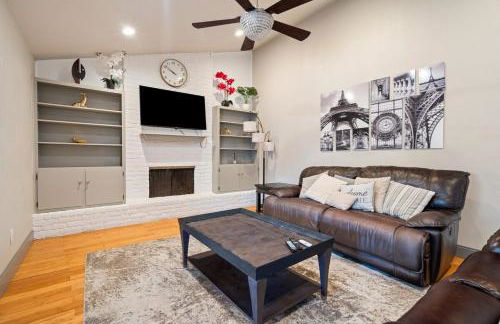 Spacious 4BR w Fenced Yard - Foto 27