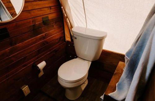 Grand Canyon Covered Wagon for Family-Friendly Glamping in Meadview, Arizona - Foto 8