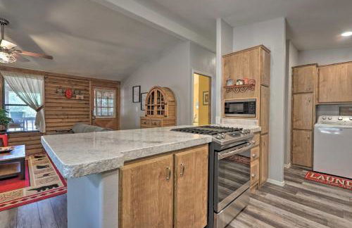 Updated Strawberry Family Cabin with 2 Private Decks - Foto 10