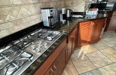 Classy Victorian Brownstone Subway Shopping - Photo 14