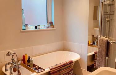 Stunning Home, Garden, Parking & Close Train Stations - Foto 5