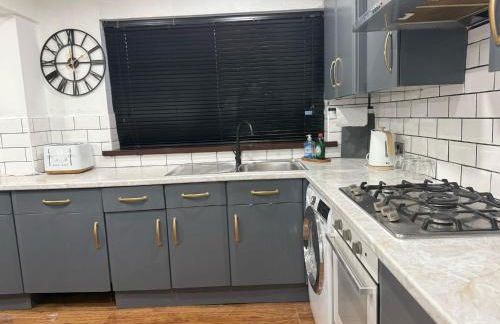 Stylish & Cosy Home in Bridgend with free parking - Photo 15