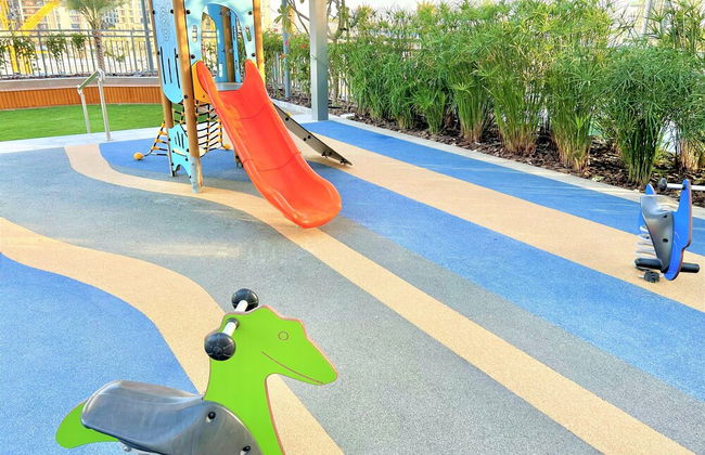 Elegant Stay: Balcony & Stunning Dubai Creek Views - Photo 29