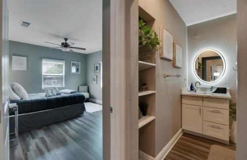 Cozy Bungalow Central Location Near Downtown - Foto 9