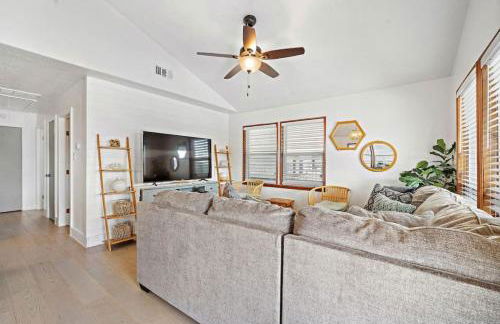 Cozy beach house with ocean views, fire pit and game room - Photo 11