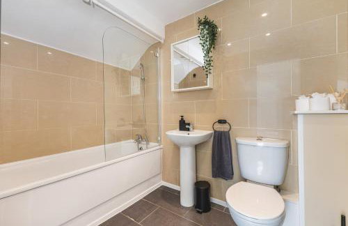 Arte Stays Serviced Houses Stratford - 3 Bedrooms 2 Bathrooms Houses London, Stratford, Maryland, Free Parking, Garden, Weekly or Monthly Stays - up to 8 guests - Foto 16