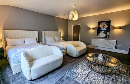 Lux 2 Bed Apartment, 2 Parking spaces, 1 minute to Metrolink - Photo 16