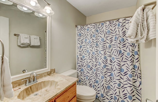 Secluded Condo with Peaceful Wooded Views and Easy Access to the Beach by RedAwning - Foto 17