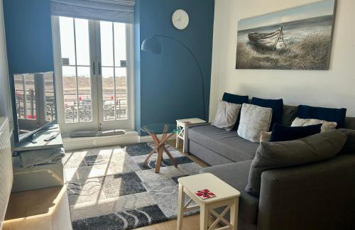 Beach from the Balcony, ensuite and private parking - Photo 5