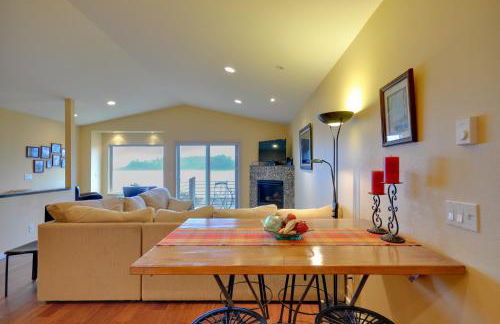 Waterfront Oregon Abode with Balcony and Ocean Views! - Foto 12