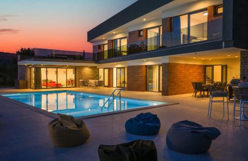 Villa Nella Foresta with private 66sqm heated pool, Whirlpool, Tennis court, Gym, Billiards, 4 en-suite bedrooms - Foto 1