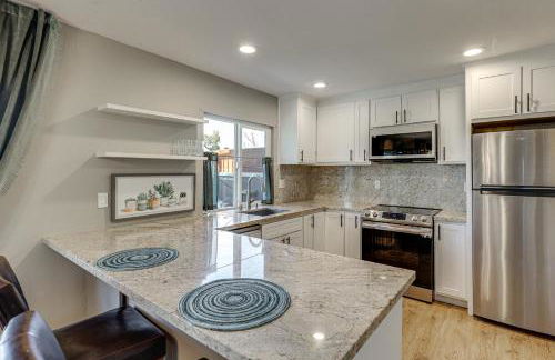 Modern Oceanside Living! Family Home with Workspace - Foto 9