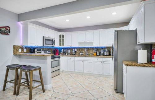 Escape GameRoom, BAR, BBQ, Spacious,KING Bed, All Luxury mattresses, Near Beach, 6 blocks away from Bars, Nite Clubs, Res, Shops - Photo 8