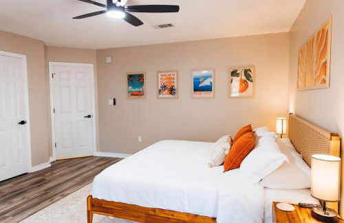 Golden Hour Getaway- Guest Favorite, 2 Min to Beach, Seasonal Pool & Arcade - Foto 48