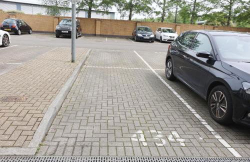 2 bedroom Apartment In Cardiff Bay with Private Parking By N And N Stays, perfect for corporate and leisure stays, long stays welcome, Scafollding currently on building, does not affect the apartment - Photo 17