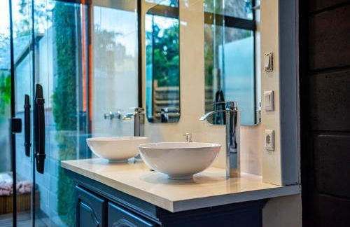 Tiny House com Banheira Privativa, Deck no Jardim com Rede Suspensa sobre o Riacho e Lareira Externa em Meio à Natureza - Photo 5