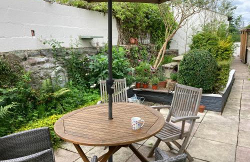 Bryntirion Farmhouse Apartment with Hot Tub - Foto 25