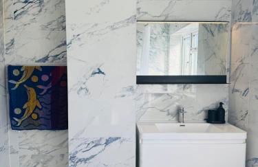 Modern 4BR House with Parking, 8 Mins to Gatwick Airport - Foto 13