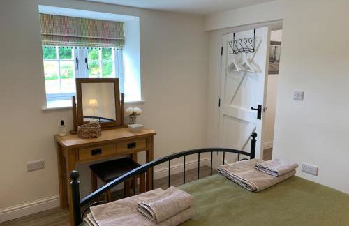 The Granary at Pentregaer Ucha, tennis court & lake. - Foto 15