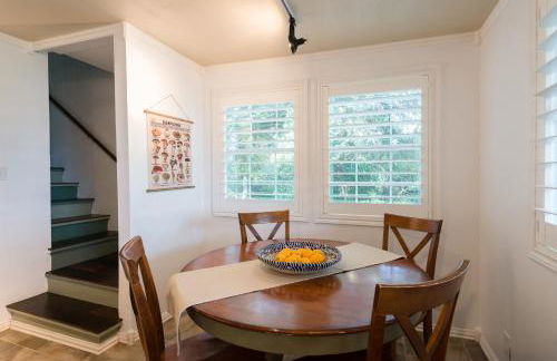 Remodeled Historic Lakefront Gem Overlooking Lake Travis and Jones Brothers Park *Great for Families and Groups* - Foto 42