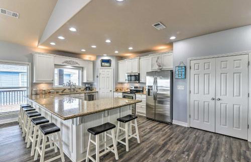 Group Getaway with Deck, Steps to Crystal Beach! - Foto 1