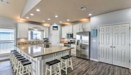 Group Getaway with Deck, Steps to Crystal Beach! - Foto 1