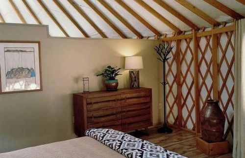 Unique Yurt Rental on Peony Farm with Riverfront View in Clyde, North Carolina - Foto 21