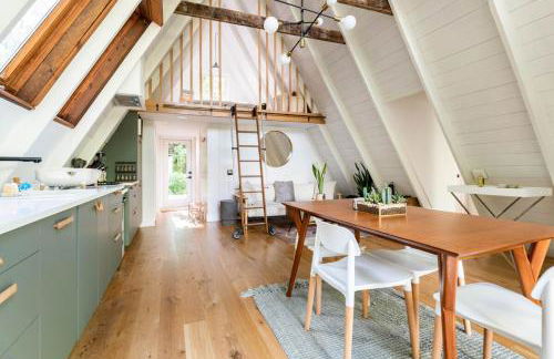 Modern A-Frame Cabin with Loft, Firepit and Grill - Foto 33