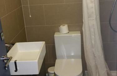 LOVELY 1 BED FLAT WITH GOOD TRANSPORT LINKS. - Photo 6