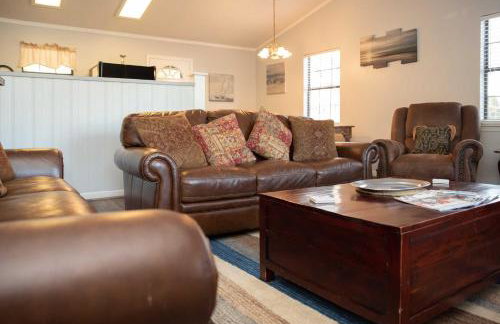 Lakefront Cottage with Private Hot Tub! - Foto 5