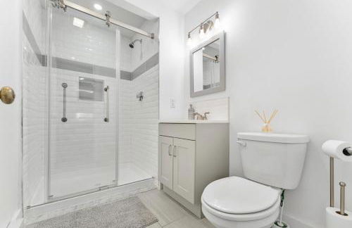 Family Getaway Walkable to Town - Foto 9